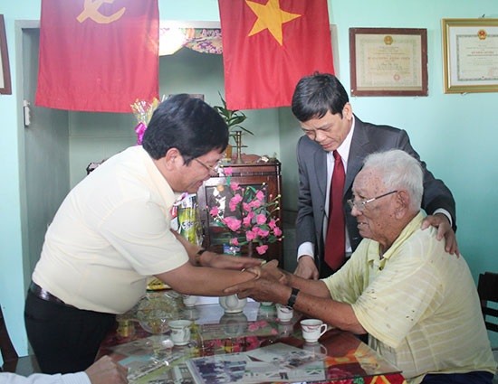 Quang Ngai offre des cadeaux du Têt aux familles méritantes - ảnh 1