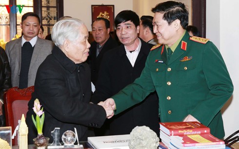 Le général Ngo Xuan Lich présente ses voeux à l’ancien SG du PCV Do Muoi - ảnh 1
