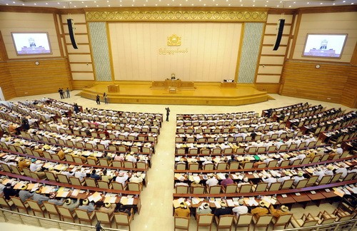 Myanmar : le parti d’Aung San Suu Kyi prend les rênes du Parlement - ảnh 1