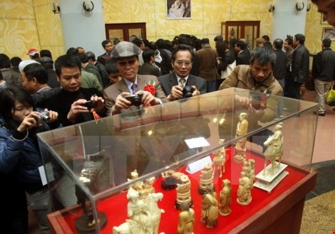 Exposition et vente aux enchères d’un millier d’antiquités à Nam Dinh - ảnh 1