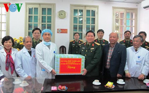 Le général Ngo Xuan Lich se rend à l’hôpital Vietnam-Allemagne  - ảnh 1