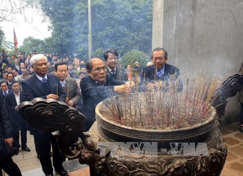 Nguyen Sinh Hung offre de l’encens en mémoire des rois Hung - ảnh 1