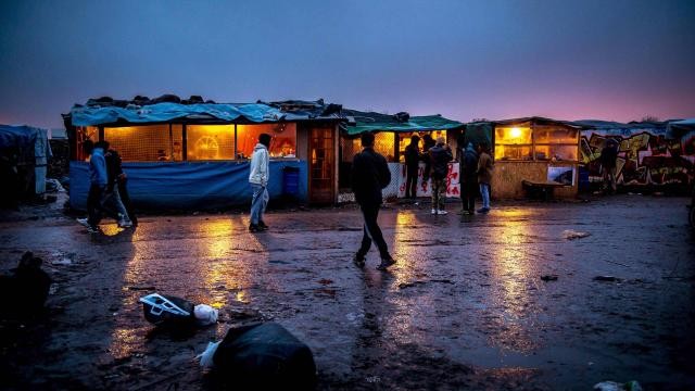 Calais: nuit calme avant la poursuite du démantèlement  - ảnh 1