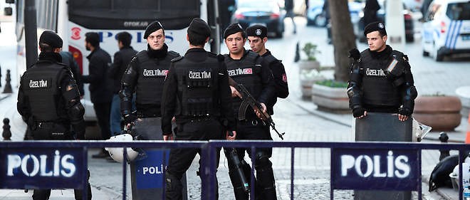 Istanbul : la police tue deux militantes après l'attaque d'un commissariat - ảnh 1