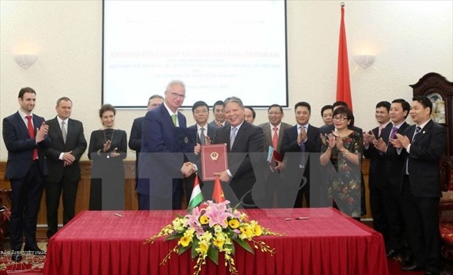 Vietnam-Hongrie : signature de l’accord d’assistance judiciaire pénale - ảnh 1