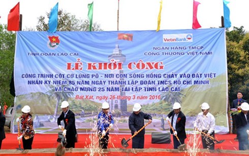 Mis en chantier du mât pour drapeau Lung Pô - ảnh 1