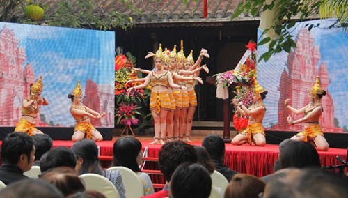 Coup d’envoi du festival de la soie Vietnam-Asie 2016 - ảnh 2