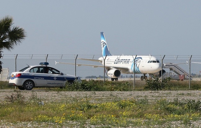 Les passagers à bord de l'avion égyptien détourné arrivent à l'aéroport du Caire - ảnh 1