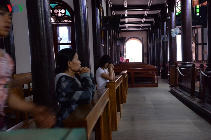 La cathédrale centenaire en bois de Kon Tum  - ảnh 15