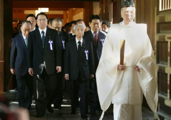 Des parlementaires japonais visitent le sanctuaire controversé de Yasukuni - ảnh 1