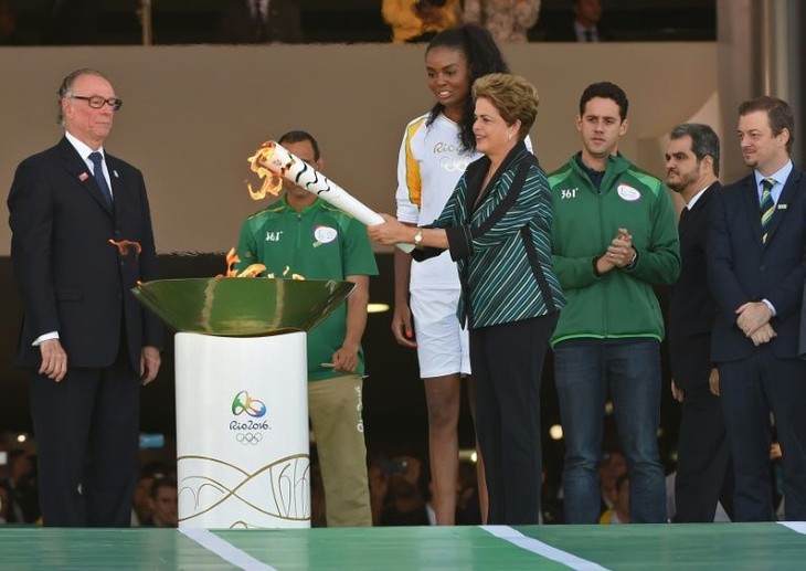 Brésil: la flamme olympique arrive, en pleine tourmente politique - ảnh 1