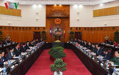 Le Premier ministre Laotien reçu par les dirigeants vietnamiens - ảnh 3