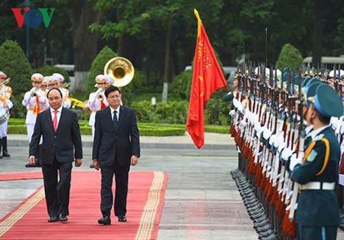 Le Premier ministre Laotien reçu par les dirigeants vietnamiens - ảnh 1