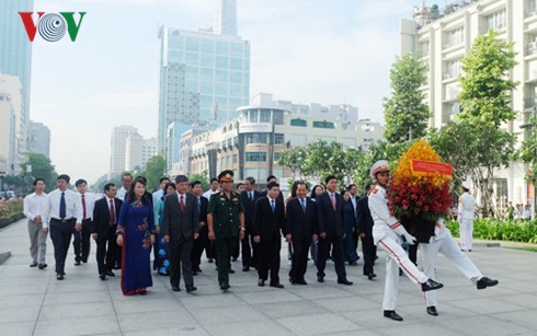 Célébrations de la naissance du président Ho Chi Minh - ảnh 4
