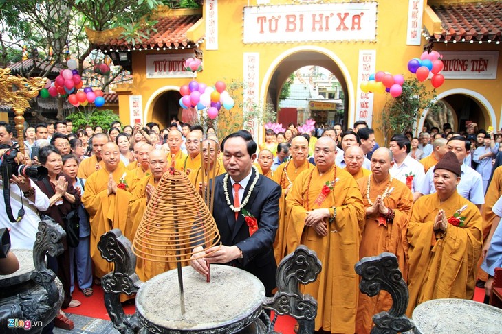 Le président de la République assiste à l’anniversaire de Bouddha - ảnh 1