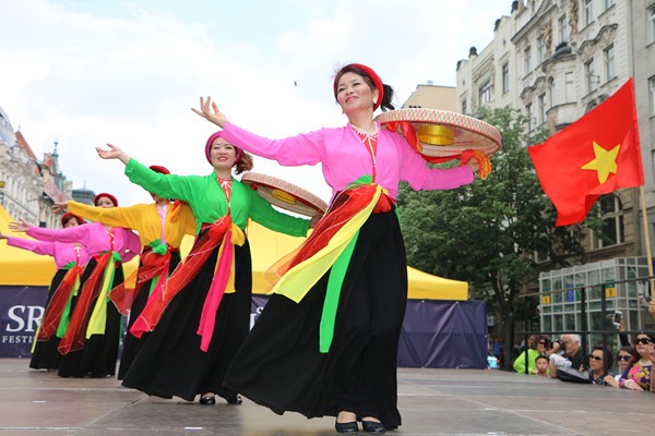 Le Vietnam impressionne à la fête des ethnies en République tchèque - ảnh 2