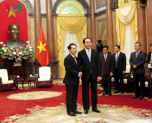 Le ministre laotien des Affaires étrangères reçu par les dirigeants vietnamiens - ảnh 1