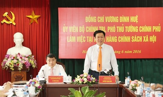 Vuong Dinh Hue travaille avec la Banque des politiques sociales - ảnh 1