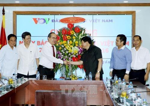 21 juin : Nguyen Thien Nhan présente ses vœux  - ảnh 1