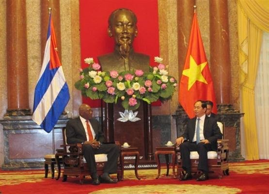 Tran Dai Quang reçoit des responsables laotien et cubain - ảnh 2
