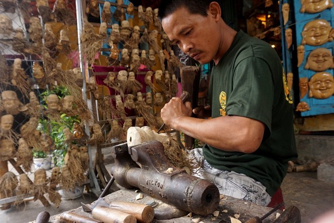 L’artisan qui redonne une seconde vie aux racines de bambou - ảnh 1
