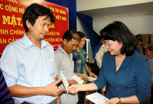 Dang Ngoc Thinh rend visite à des familles démunies de Quang Nam - ảnh 1