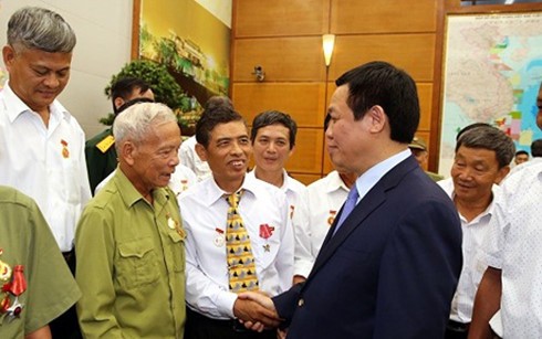 Vuong Dinh Hue rencontre des personnes méritantes de Nam Dinh	 - ảnh 1