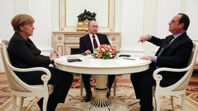 Ukraine: Hollande, Poutine et Merkel ont discuté de la crise  - ảnh 1