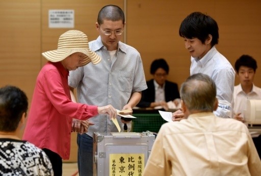Japon: les électeurs renouvellent la moitié du Sénat - ảnh 1