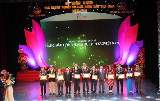 Honorer les meilleures agences de tourisme du Vietnam 2016 - ảnh 1