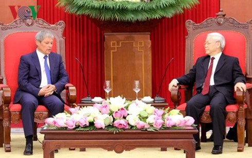 Le PM roumain reçu par les plus hauts dirigeants vietnamiens  - ảnh 1