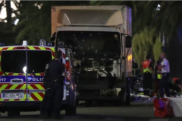 Attentat à Nice: au moins 80 morts, l'état d'urgence prolongé par le président - ảnh 1