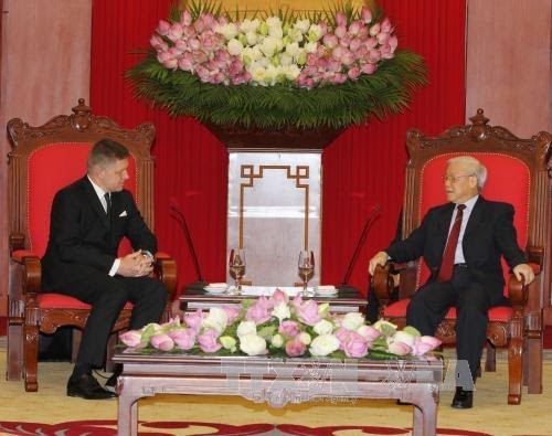 Robert Fico rencontre les plus hauts dirigeants vietnamiens - ảnh 1