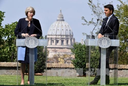 Matteo Renzi et Theresa May se rencontrent pour discuter du Brexit - ảnh 1