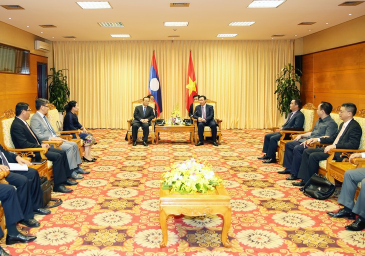 Le vice-Premier ministre et ministre laotien des Finances reçu par Vuong Dinh Hue - ảnh 1