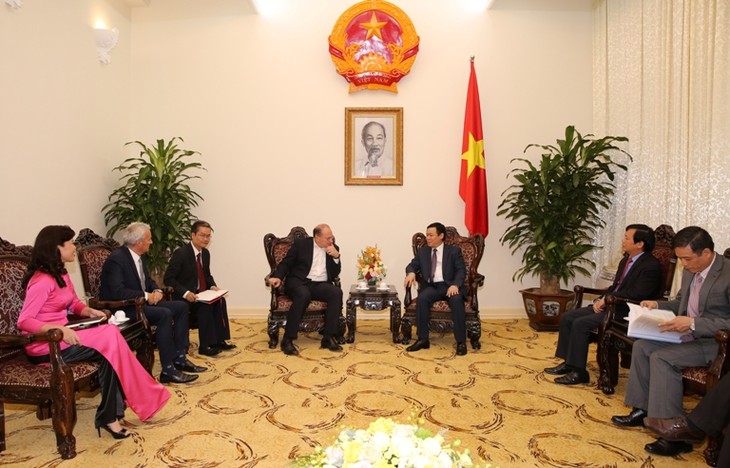 Le PDG du group AIA reçu par le vice-Premier ministre Vuong Dinh Hue - ảnh 1