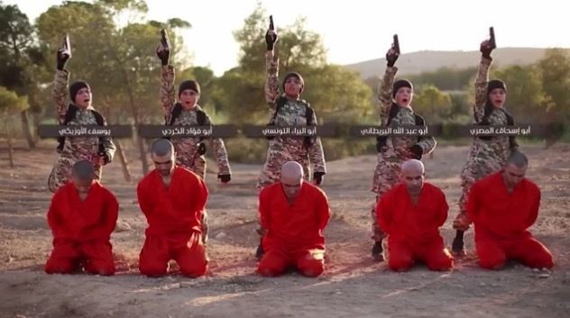 Choquant: des enfants exécutent des otages de l’État islamique - ảnh 1