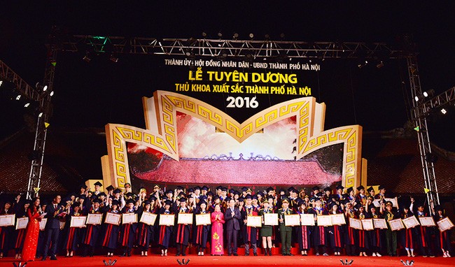 Les meilleurs lauréats des universités de Hanoi mis à l’honneur - ảnh 1