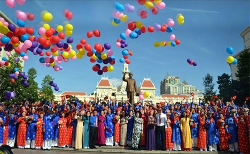 Ho Chi Minh-ville organise un mariage collectif pour 100 couples - ảnh 1