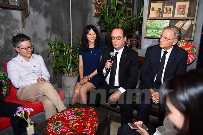 François Hollande rencontre des jeunes entrepreneurs vietnamiens - ảnh 1