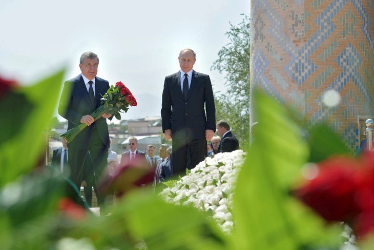 Ouzbékistan: Poutine se recueille sur la tombe de Karimov - ảnh 1