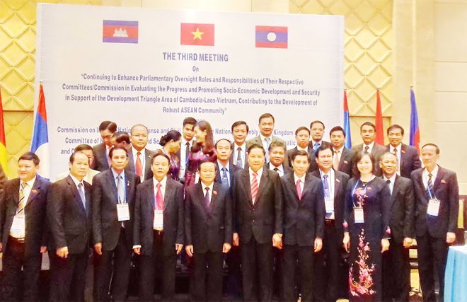 Intensifier la coopération dans la défense entre Vietnam, Laos et Cambodge - ảnh 1