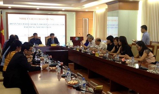 Une délégation de journalistes laotiens rendent visite à la VOV - ảnh 1
