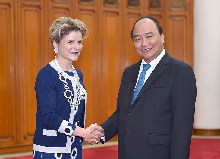 Nguyen Xuan Phuc reçoit la Secrétaire d’Etat suisse - ảnh 1