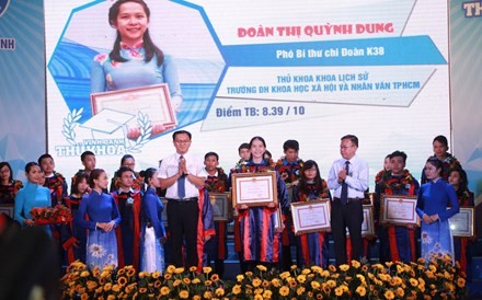 83 étudiants brillants à Ho Chi Minh-ville honorés - ảnh 1