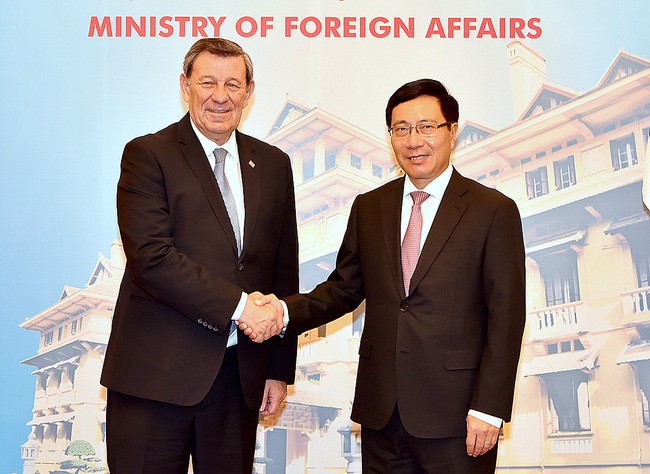 Entretien entre les deux chefs de la diplomatie vietnamien et uruguayen - ảnh 1