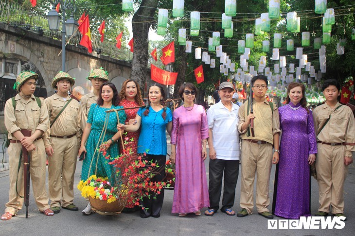 Les 65 ans de la libération de Hanoi - ảnh 12