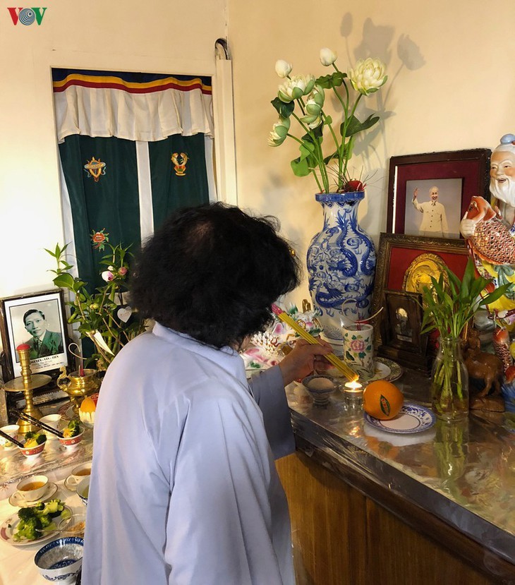 Le portrait en nacre du Président Hô Chi Minh sur un autel des ancêtres à Marseille - ảnh 1