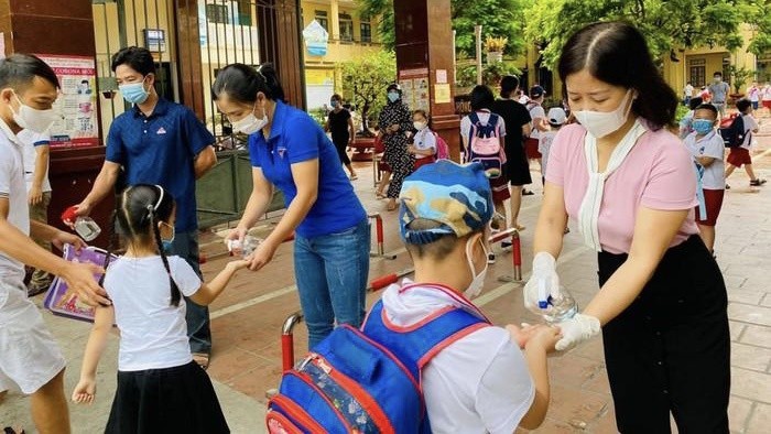 Les enfants vietnamiens vont-ils à l’école ou suivent-ils toujours les cours en ligne? - ảnh 1