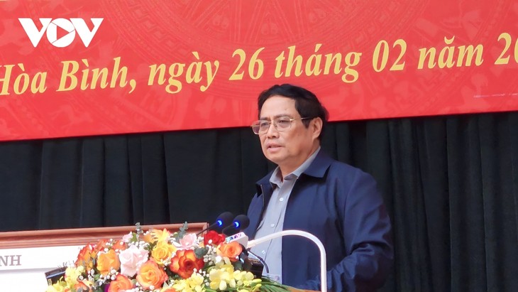 Le Premier ministre travaille avec les responsables de la province de Hoa Binh - ảnh 1